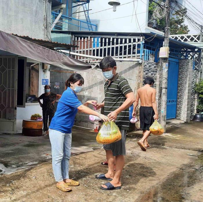 Trao quà cho người dân ở đường 128, P.Phước Long A, TP.Thủ Đức, TP.Hồ Chí Minh (ngày 13/09/2021)